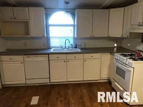 911 E Douglas St, Mason, IL 62443 photo 6