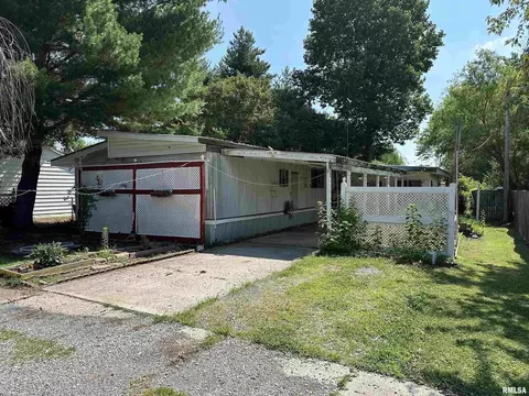 1108 N 9th St, Herrin, IL 62948
