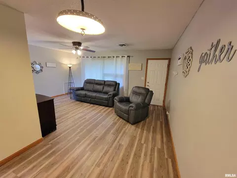 815 E 4th St, Flora, IL 62839 photo 9