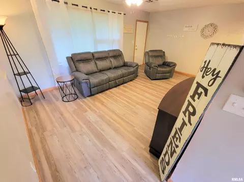 815 E 4th St, Flora, IL 62839 photo 3