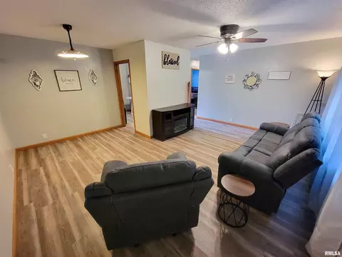 815 E 4th St, Flora, IL 62839 photo 4