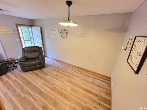 815 E 4th St, Flora, IL 62839 photo 6