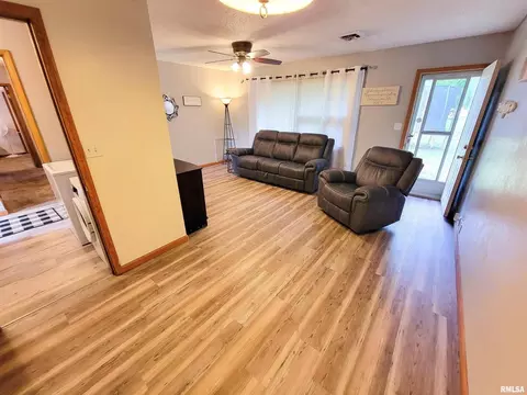 815 E 4th St, Flora, IL 62839 photo 5
