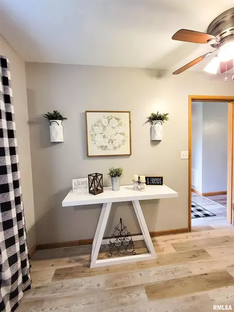 815 E 4th St, Flora, IL 62839 photo 20