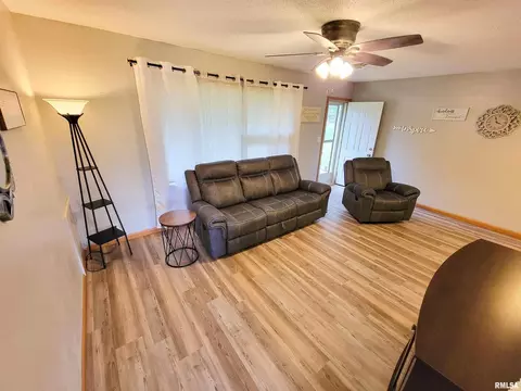 815 E 4th St, Flora, IL 62839 photo 7