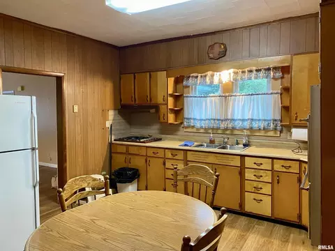 808 W Harrison St, Herrin, IL 62948 photo 3
