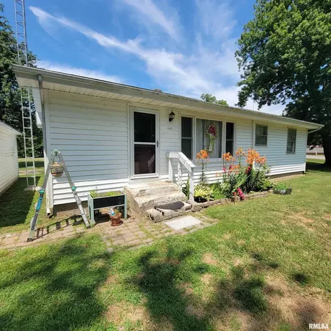 2425 N Benton Ln, Ina, IL 62846