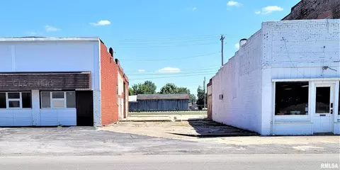 206 E North Ave, Flora, IL 62839