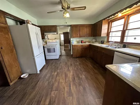 718 Maple St, Carmi, IL 62821 photo 9