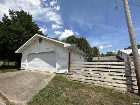 718 Maple St, Carmi, IL 62821 photo 4