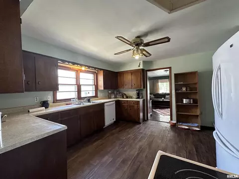 718 Maple St, Carmi, IL 62821 photo 10