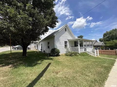 718 Maple St, Carmi, IL 62821 photo 2