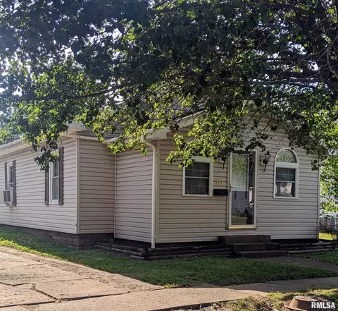 907 S 24th St, Mount Vernon, IL 62864
