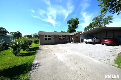 303 W Lottie St, Sesser, IL 62884