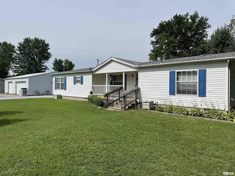 250 E 2nd St, Bonnie, IL 62816