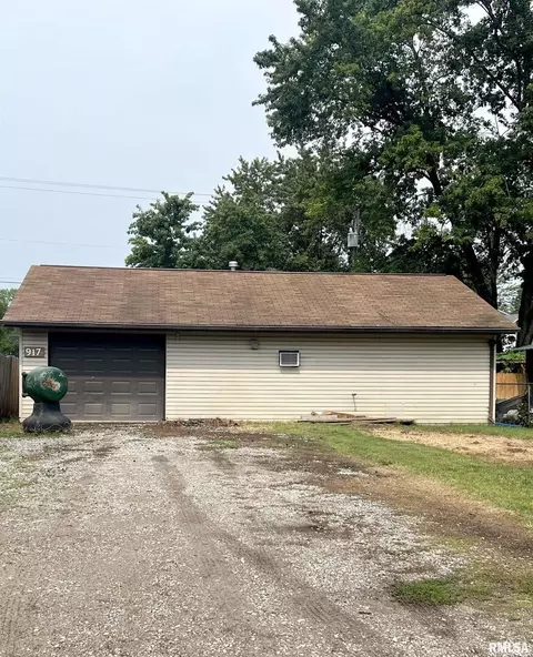 917 S 16th St, Herrin, IL 62948