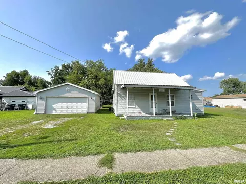 212 S 5th St SW, Clay City, IL 62824