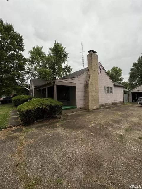 123 10th St, Carmi, IL 62821 photo 2