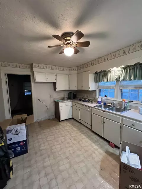 123 10th St, Carmi, IL 62821 photo 3