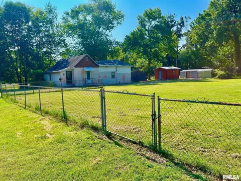 1108 Blakely St, Benton, IL 62812