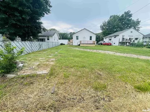 1237 N Poplar St, Centralia, IL 62801 photo 4