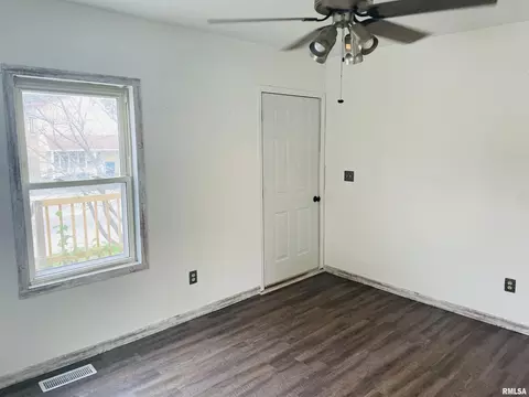 1237 N Poplar St, Centralia, IL 62801 photo 7