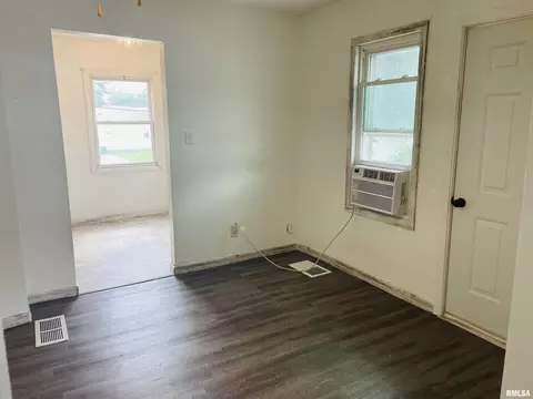1237 N Poplar St, Centralia, IL 62801 photo 9