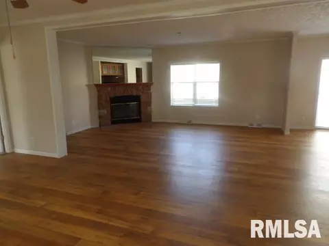 815 2nd St, Eldorado, IL 62930 photo 2