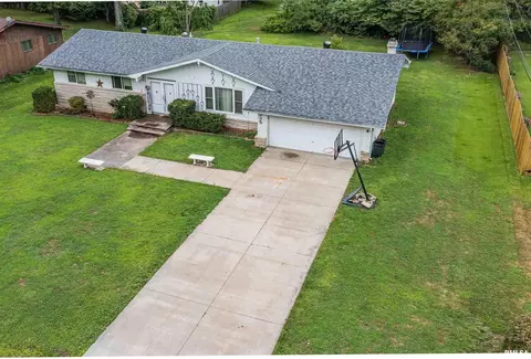 335 Oak Tree Ave, Salem, IL 62881