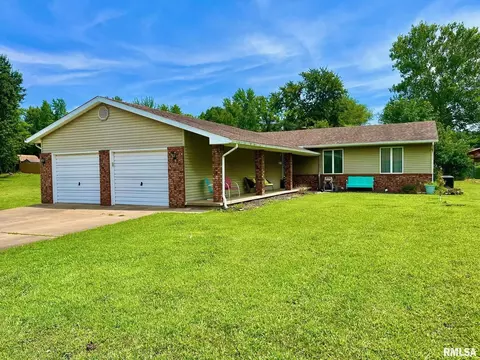 1208 Whisperway St, Benton, IL 62812