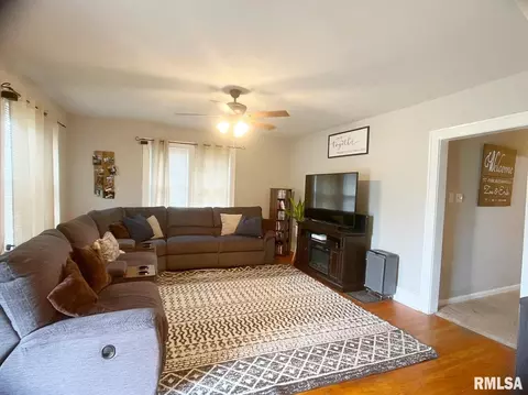 2012 Wall St, Murphysboro, IL 62966 photo 5