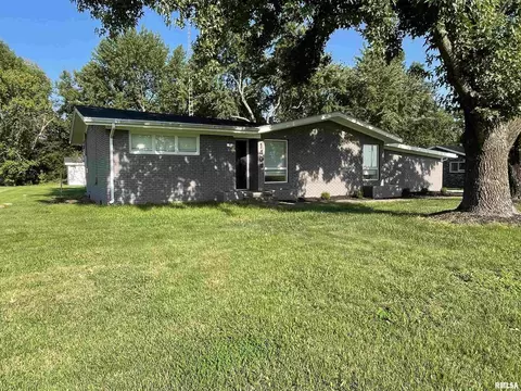1404 N Duquoin St, Benton, IL 62812