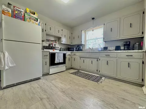 211 State St, Carmi, IL 62821 photo 5