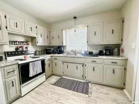 211 State St, Carmi, IL 62821 photo 6