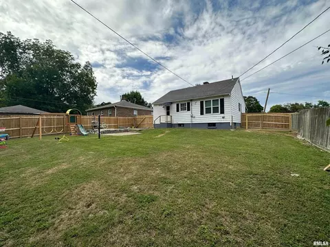 211 State St, Carmi, IL 62821 photo 2