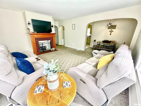211 State St, Carmi, IL 62821 photo 3