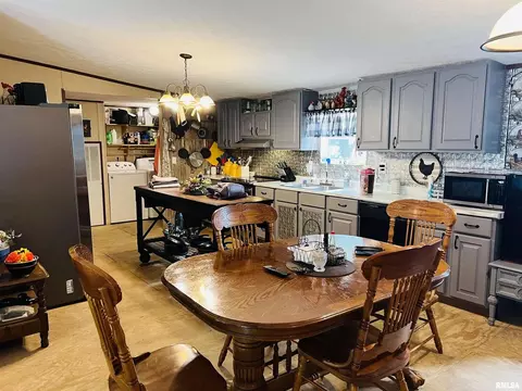 54 Academy St, Eldorado, IL 62930 photo 4