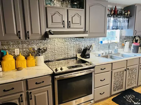 54 Academy St, Eldorado, IL 62930 photo 2