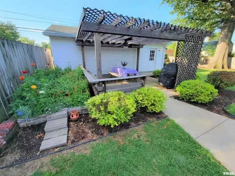 114 W 3rd St, Flora, IL 62839 photo 8