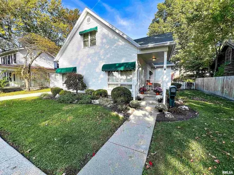 114 W 3rd St, Flora, IL 62839