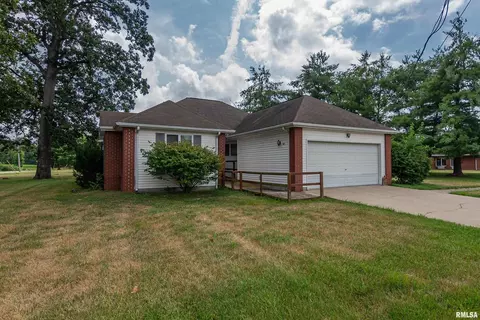 615 Meadowbrook Rd, Mount Vernon, IL 62864