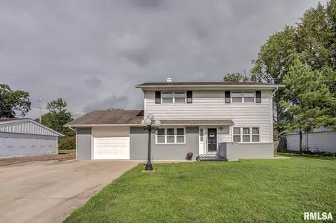335 Janet Dr, Centralia, IL 62801