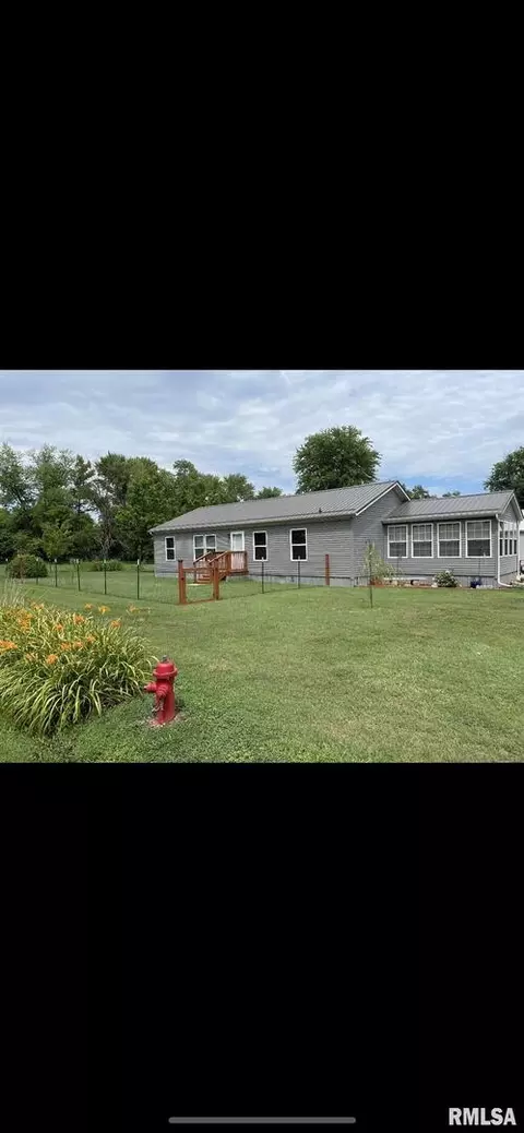 511 S 4th St, Dahlgren, IL 62828