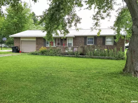 1040 2nd St, Louisville, IL 62858