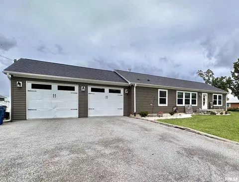 1719 N State Rd, Flora, IL 62839