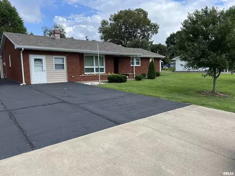 806 S Locust St, Sesser, IL 62884