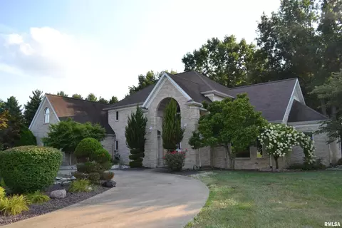 25 Clearlake Dr, Centralia, IL 62801