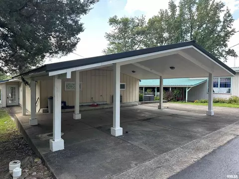 204 E New Thompson Lake Rd, Carbondale, IL 62901