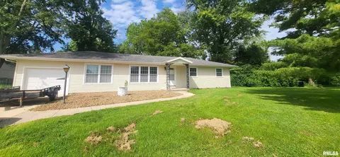 2 Crestwood Ln, Centralia, IL 62801