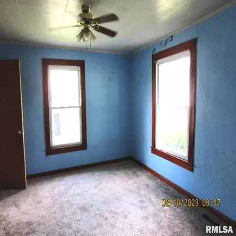 801 Madison St, Eldorado, IL 62930 photo 3